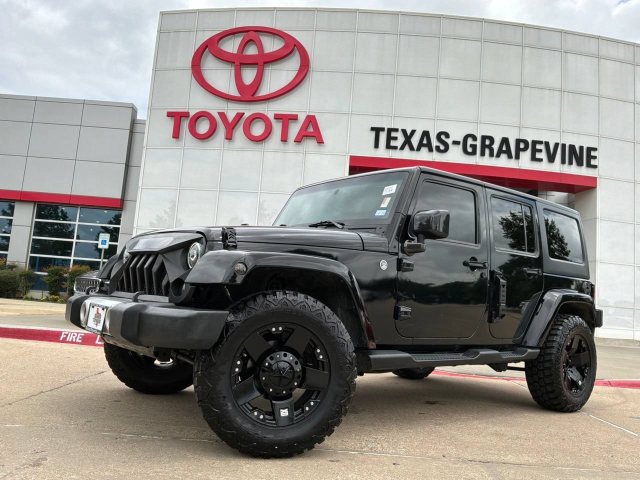 Used 2013 Jeep Wrangler Unlimited Sahara AWD/4WD image 2