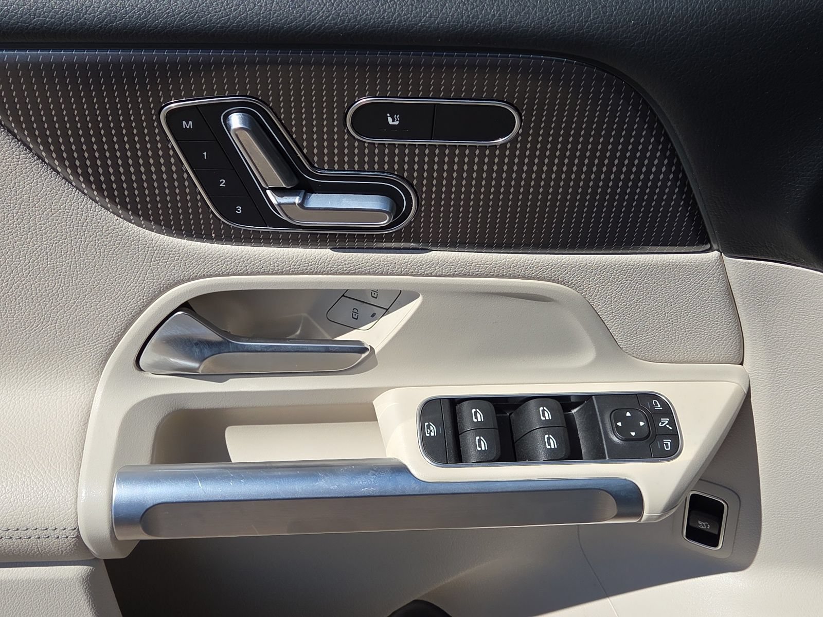 Used 2022 Mercedes-Benz GLB 250 4MATIC w/ Premium Package Lite image 20