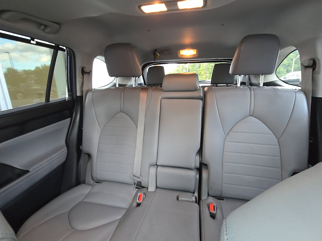 Certified 2021 Toyota Highlander XLE AWD/4WD image 21