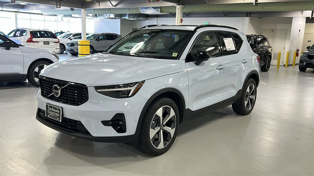 Certified 2026 Volvo XC40 B5 Plus AWD/4WD image 3