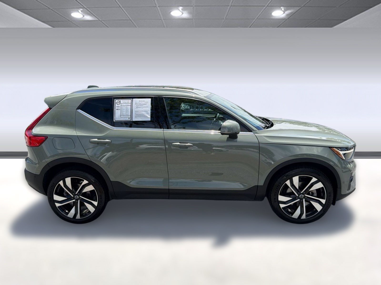 Certified 2024 Volvo XC40 B5 Plus AWD/4WD image 8