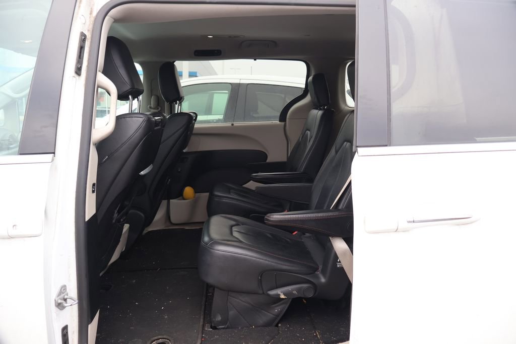 Used 2017 Chrysler Pacifica Touring-L Plus w/ Tire & Wheel Group image 28