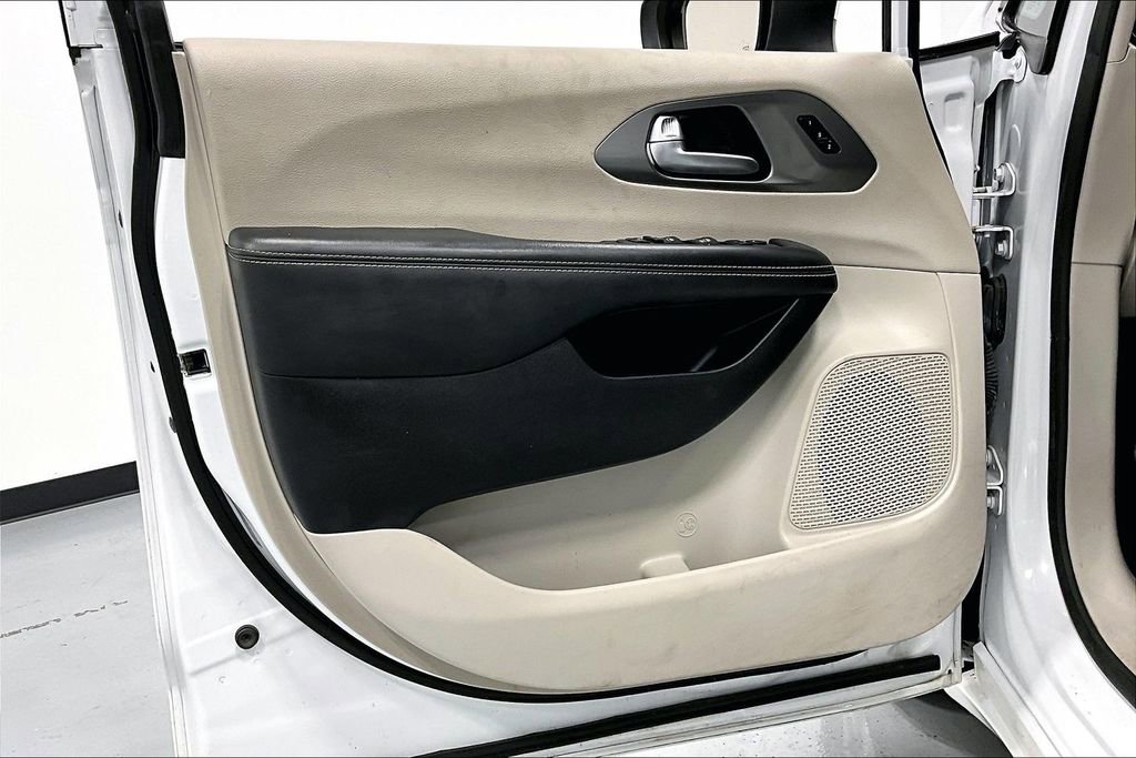 Used 2023 Chrysler Pacifica Touring-L FWD image 20
