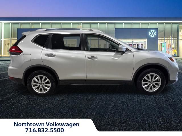 Used 2017 Nissan Rogue SV image 2