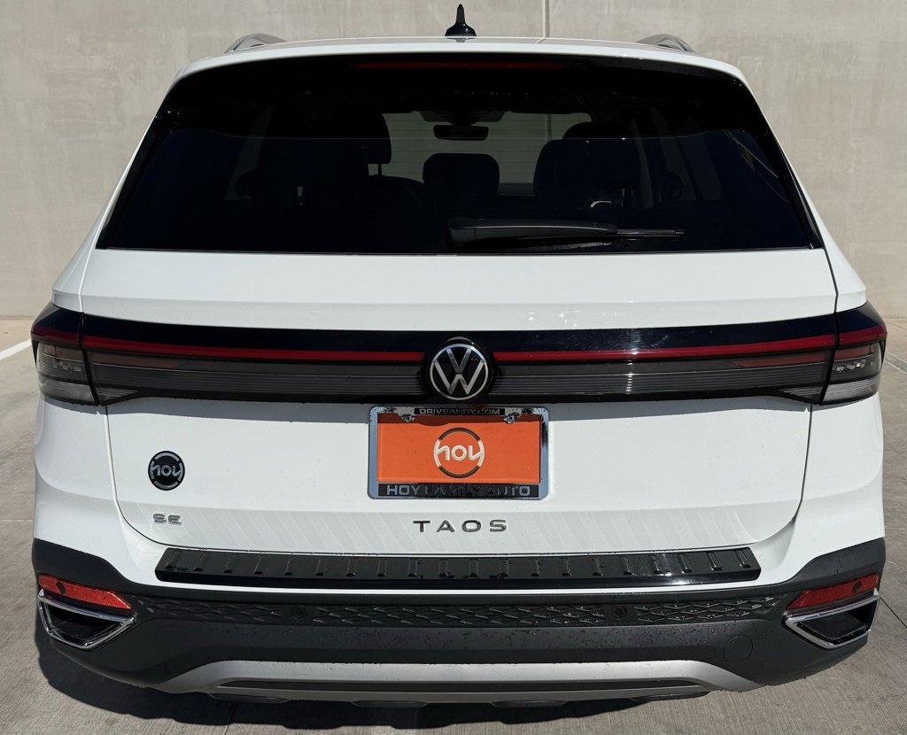 Certified 2025 Volkswagen Taos SE image 4