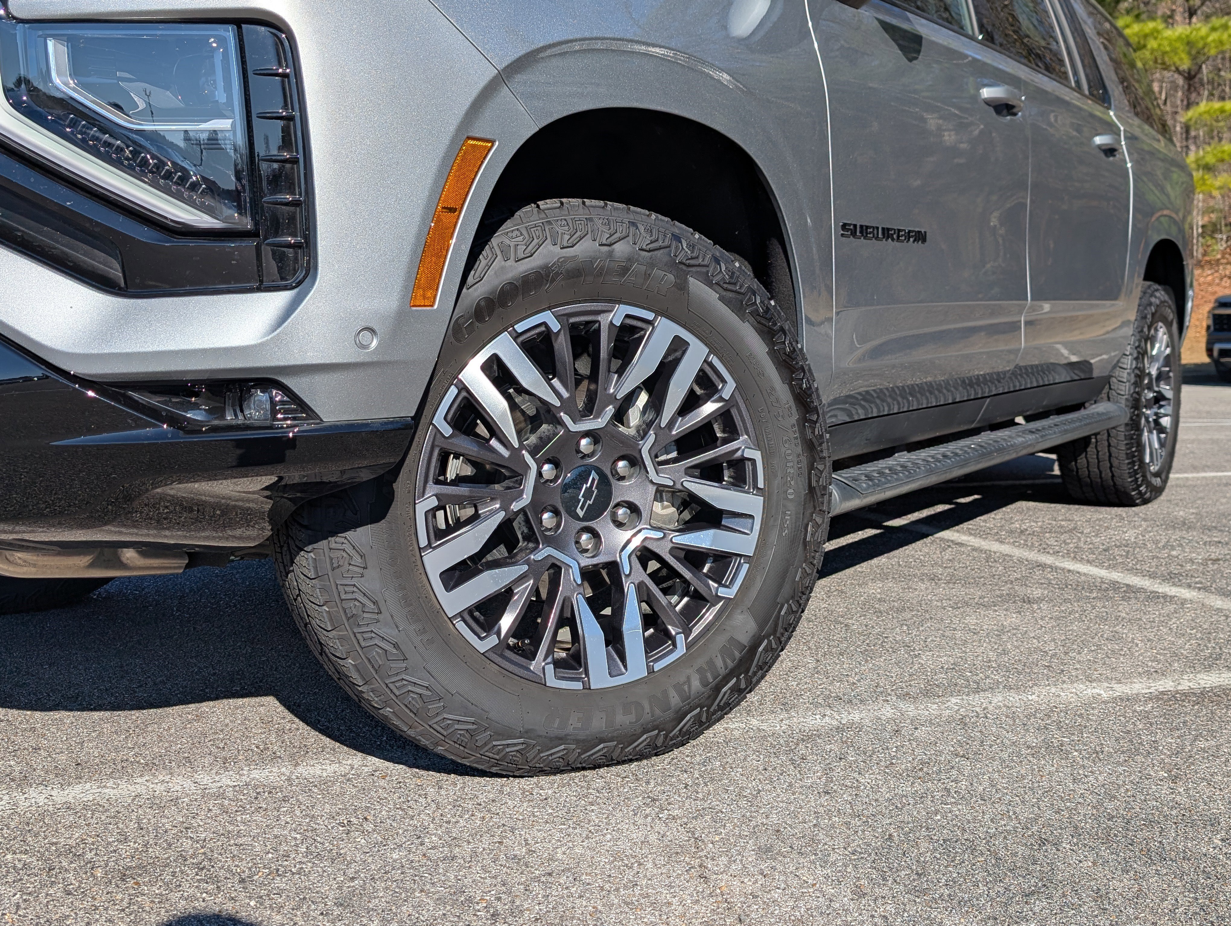 Used 2025 Chevrolet Suburban Z71 w/ Comfort Package image 37