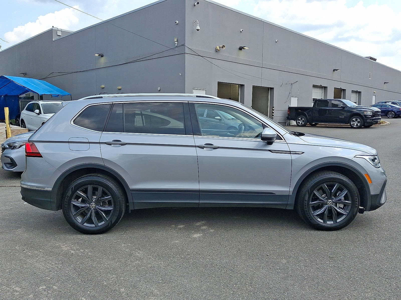 Used 2024 Volkswagen Tiguan SE w/ Panoramic Sunroof Package AWD/4WD image 25