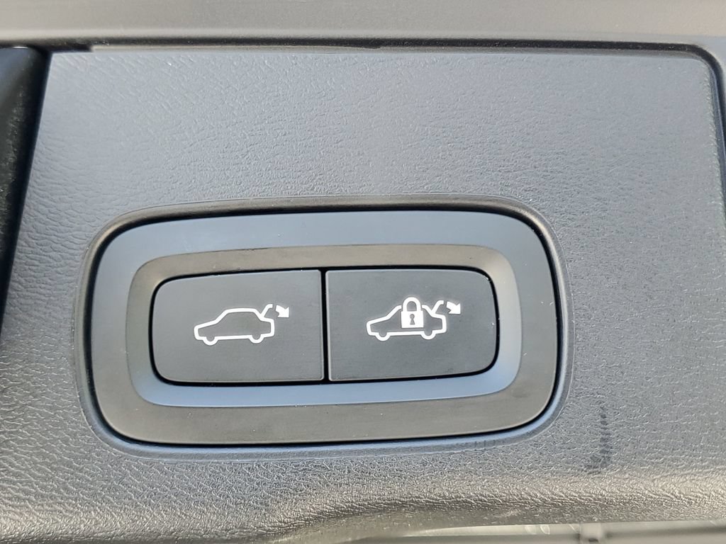 Used 2019 Volvo XC60 T8 R-Design w/ Protection Package Premier AWD/4WD image 9