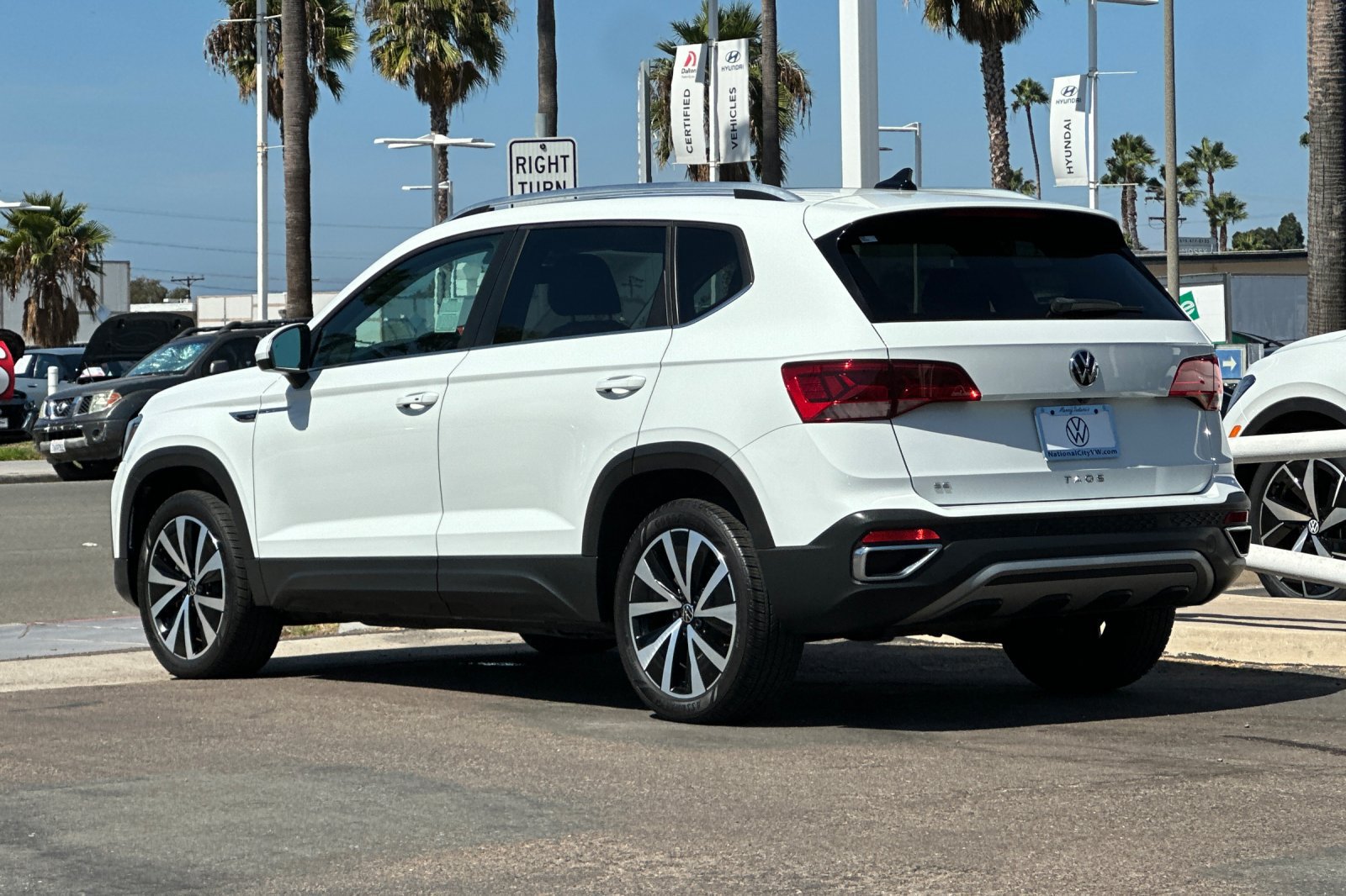 Used 2023 Volkswagen Taos SE FWD image 6