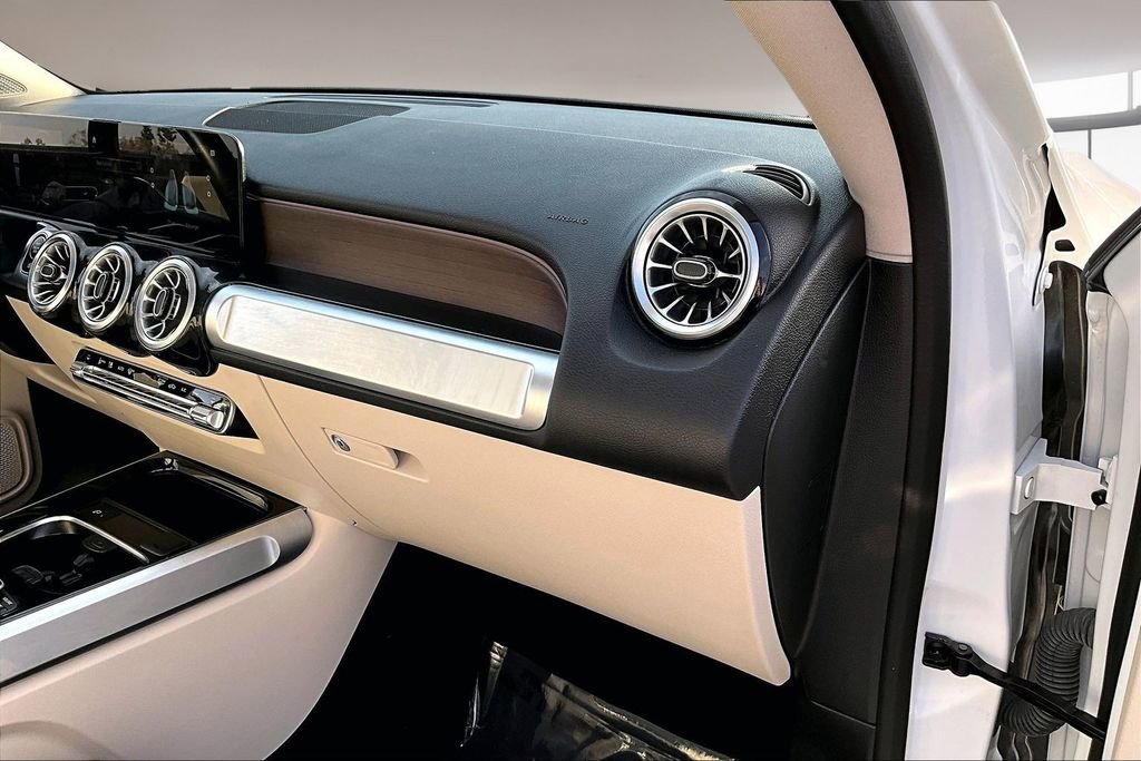 Used 2023 Mercedes-Benz GLB 250 w/ Premium Package image 24