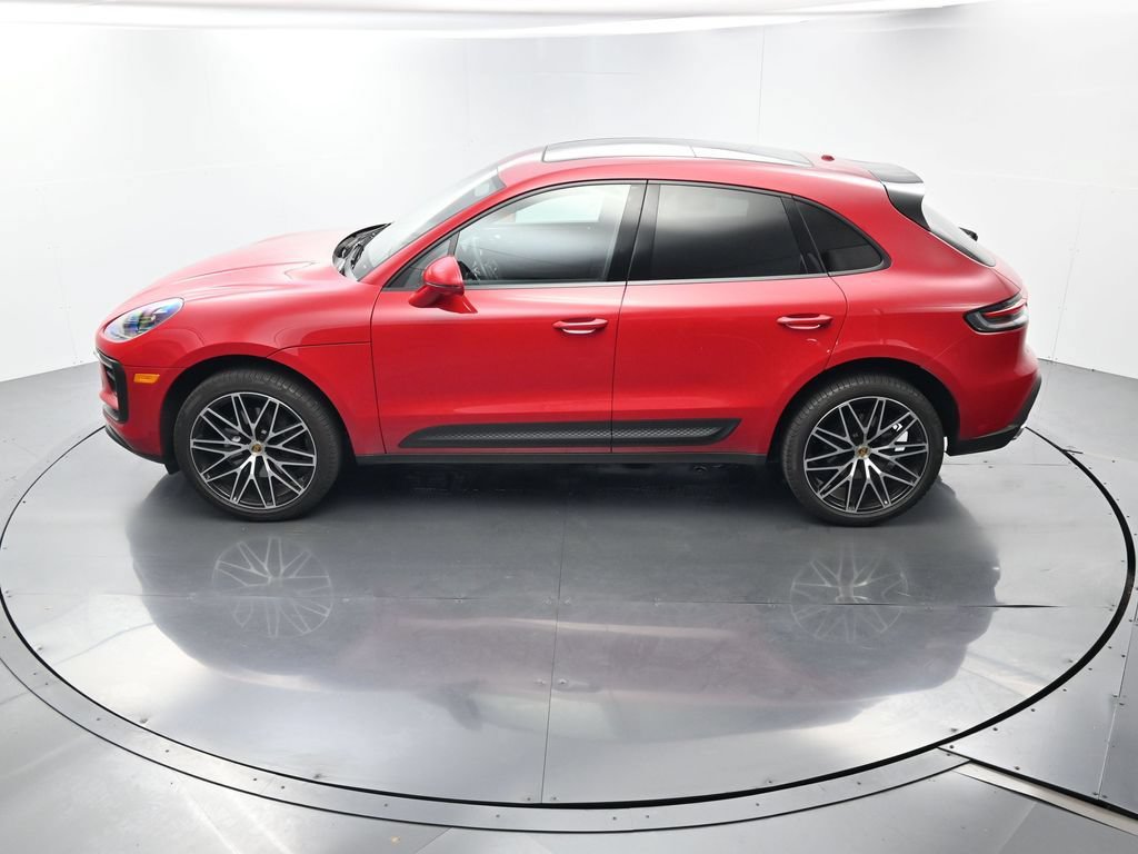 Certified 2025 Porsche Macan AWD/4WD image 35