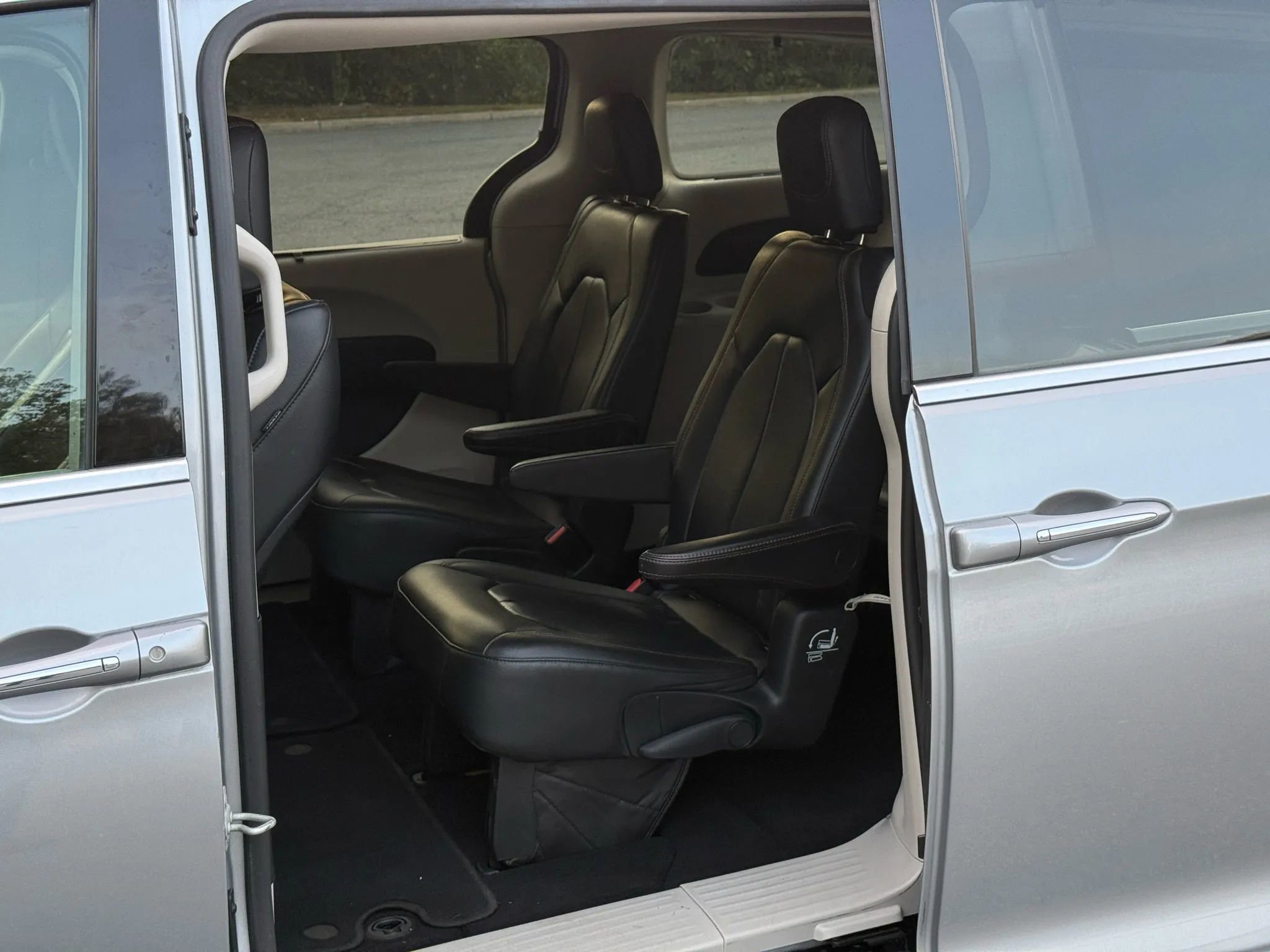 Used 2020 Chrysler Pacifica Touring-L image 19