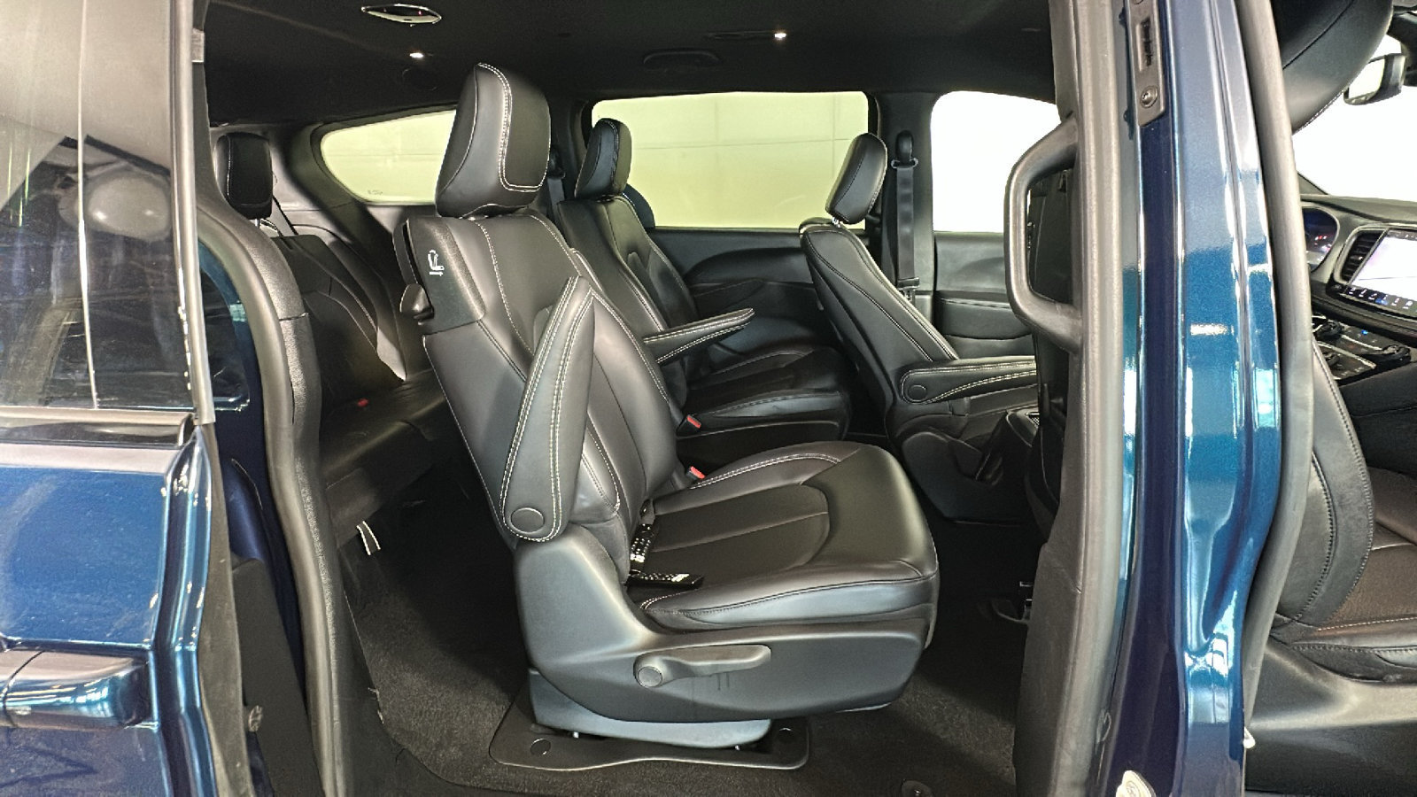 Used 2023 Chrysler Pacifica Touring-L w/ Uconnect Theater Family Group FWD image 33