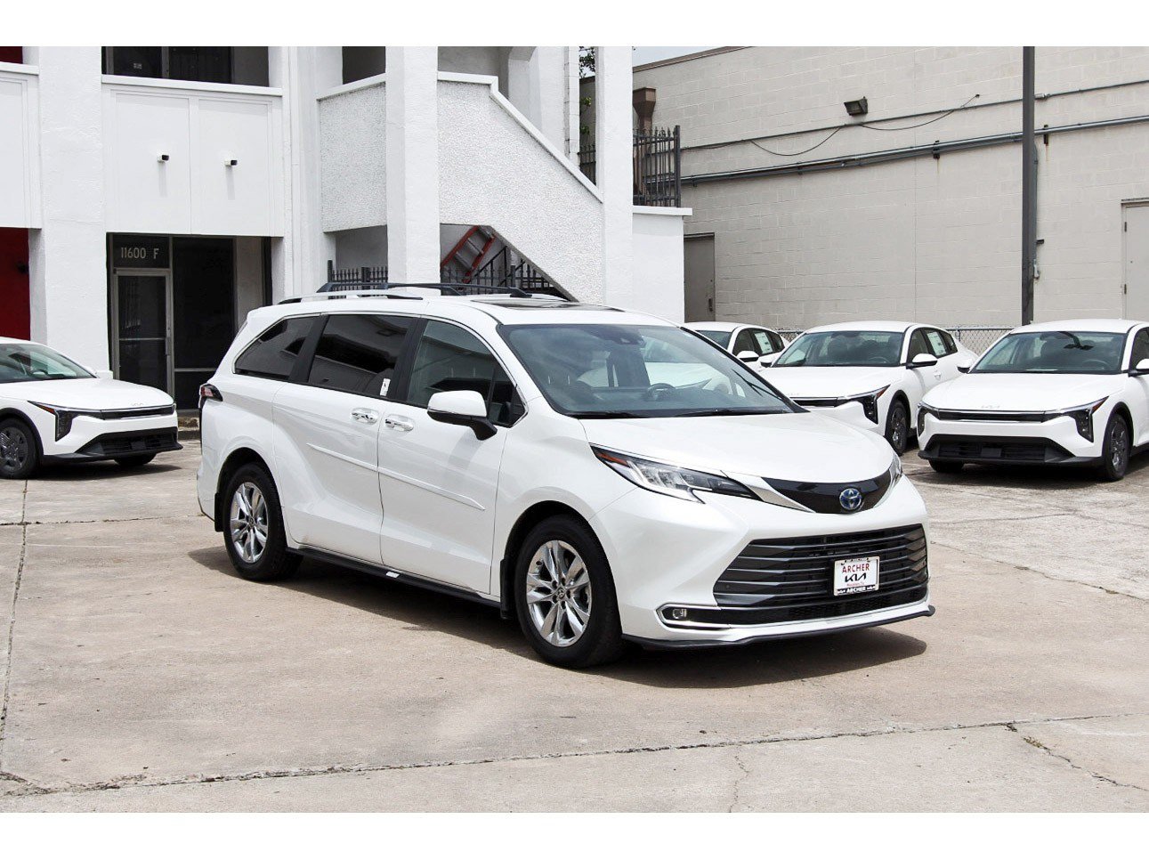 Used 2025 Toyota Sienna Limited AWD/4WD image 9