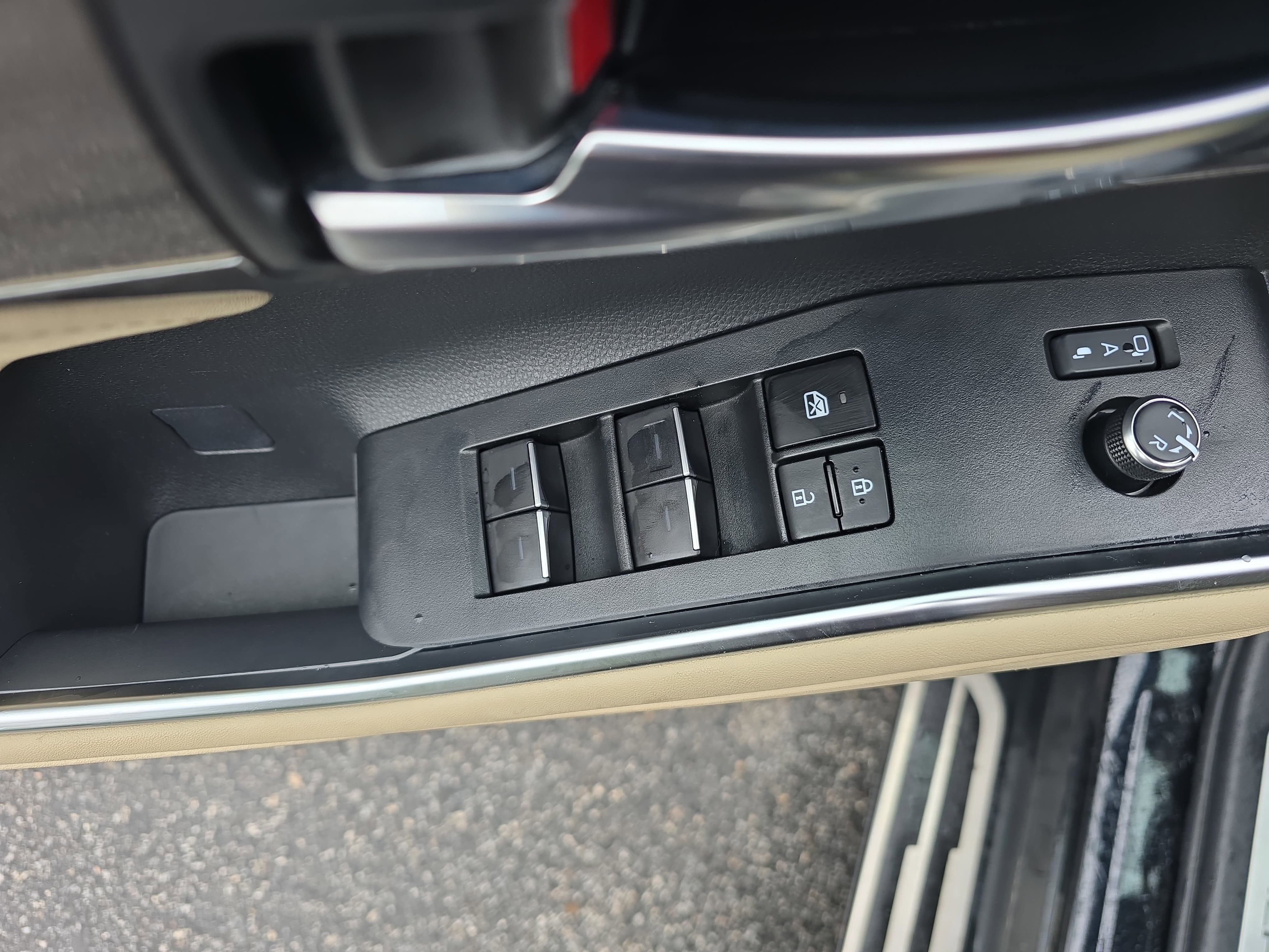 Used 2024 Toyota Highlander Limited AWD/4WD image 30