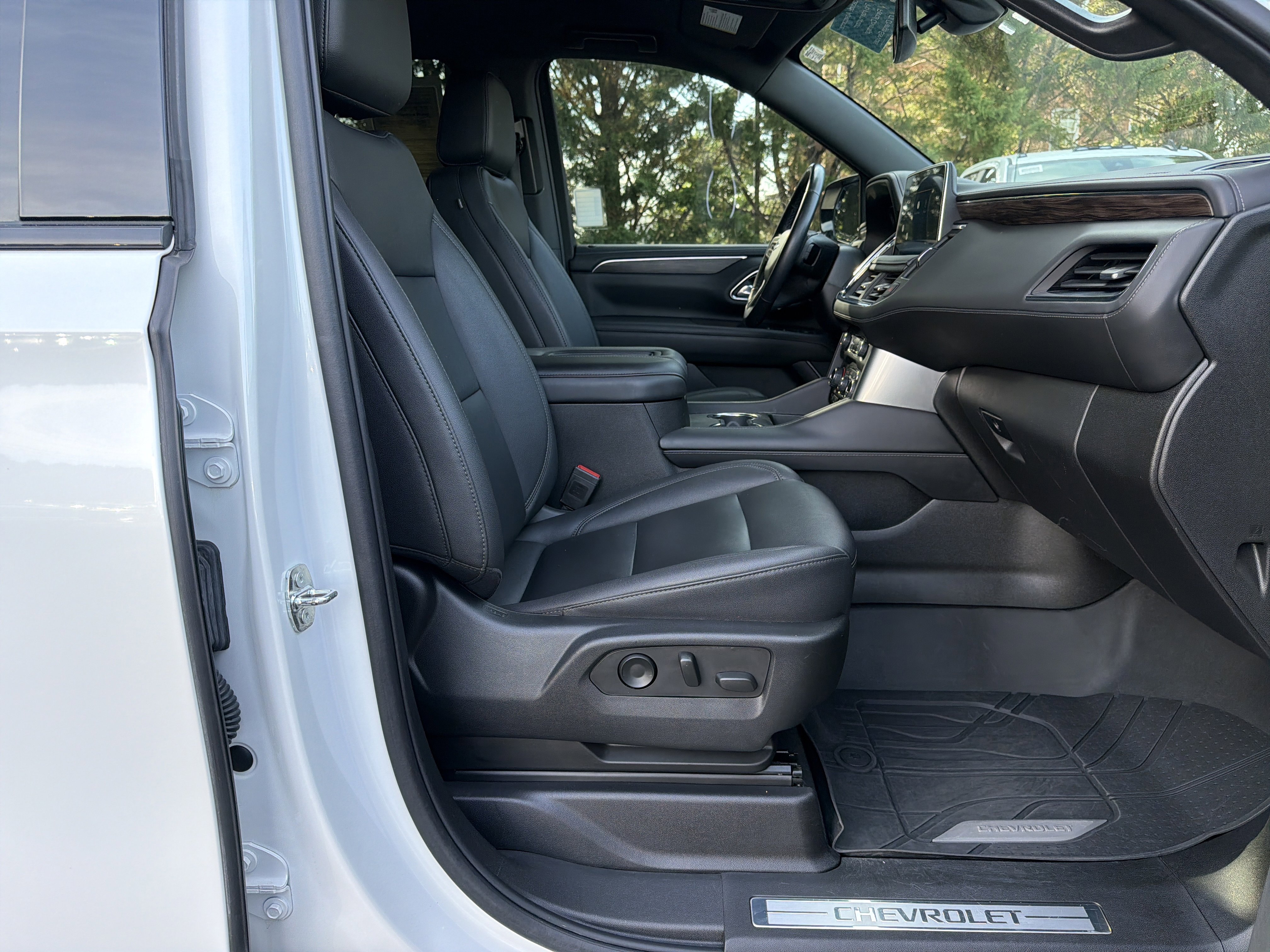 Used 2022 Chevrolet Suburban Z71 w/ Luxury Package AWD/4WD image 33