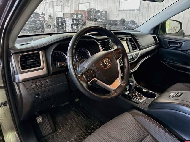 Used 2019 Toyota Highlander LE AWD/4WD image 8