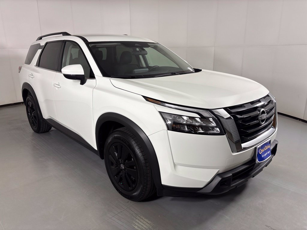 Used 2025 Nissan Pathfinder SV FWD image 2