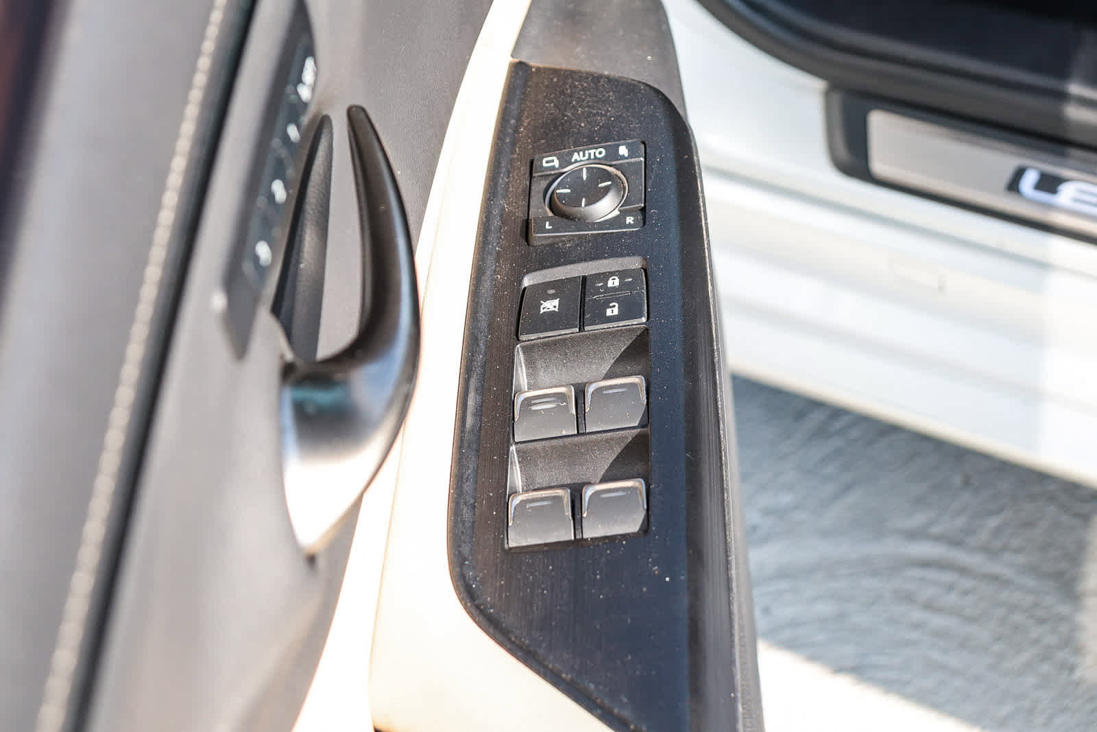 Used 2021 Lexus ES 300h w/ Premium Package image 26