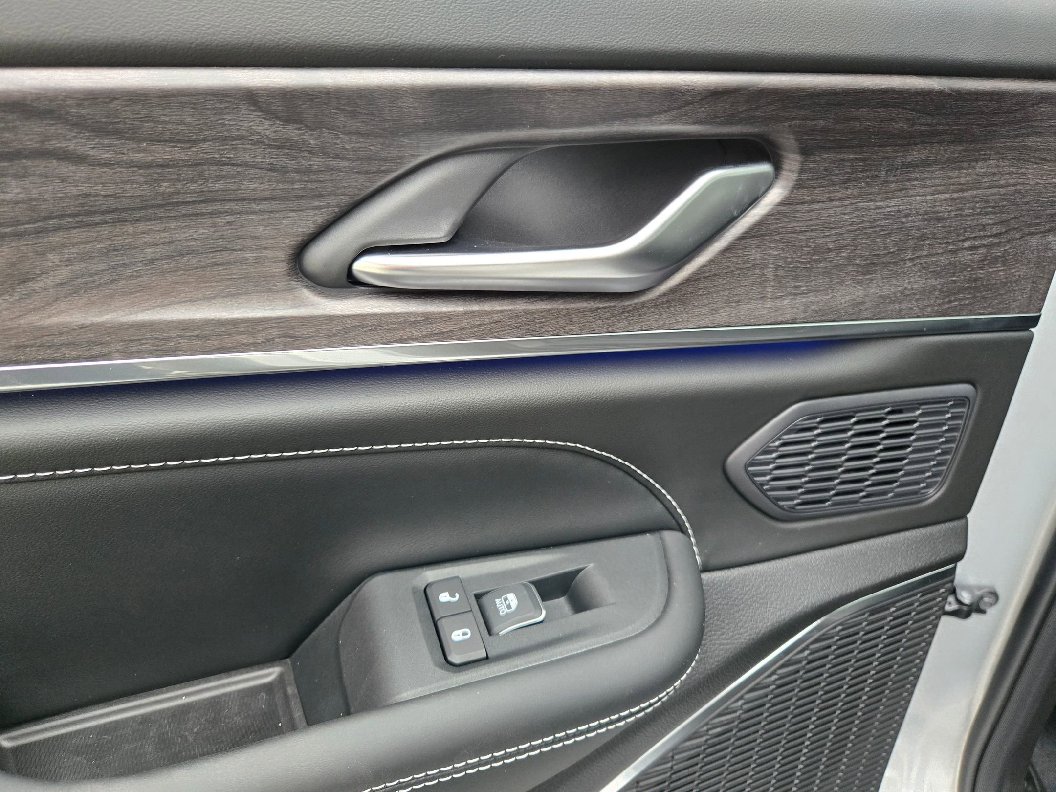 New 2025 Jeep Grand Cherokee L Overland image 22