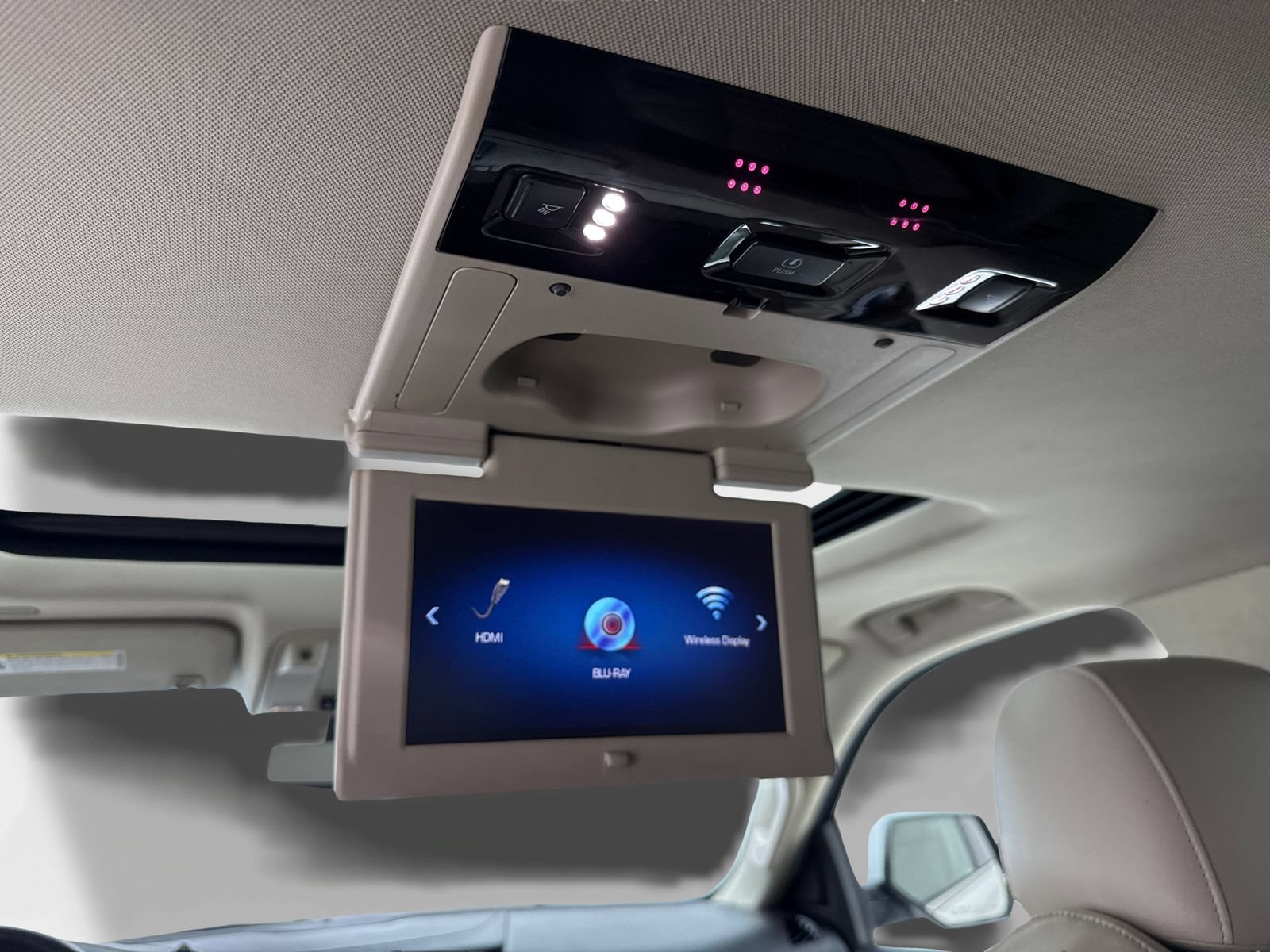 Used 2018 Cadillac Escalade Luxury RWD image 40