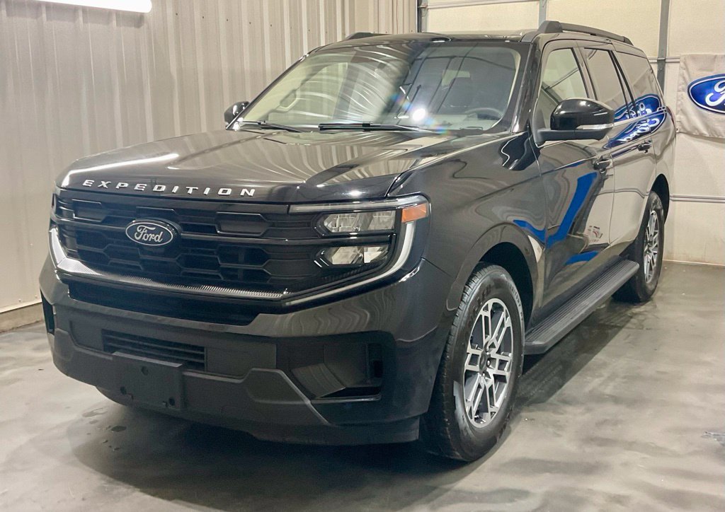 Used 2025 Ford Expedition Active RWD image 3