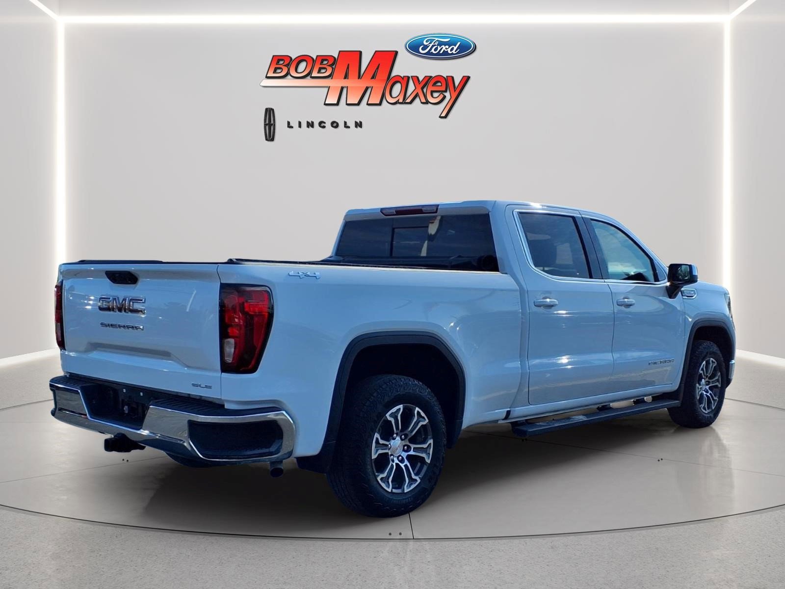 Used 2025 GMC Sierra 1500 SLE w/ Preferred Package AWD/4WD image 4
