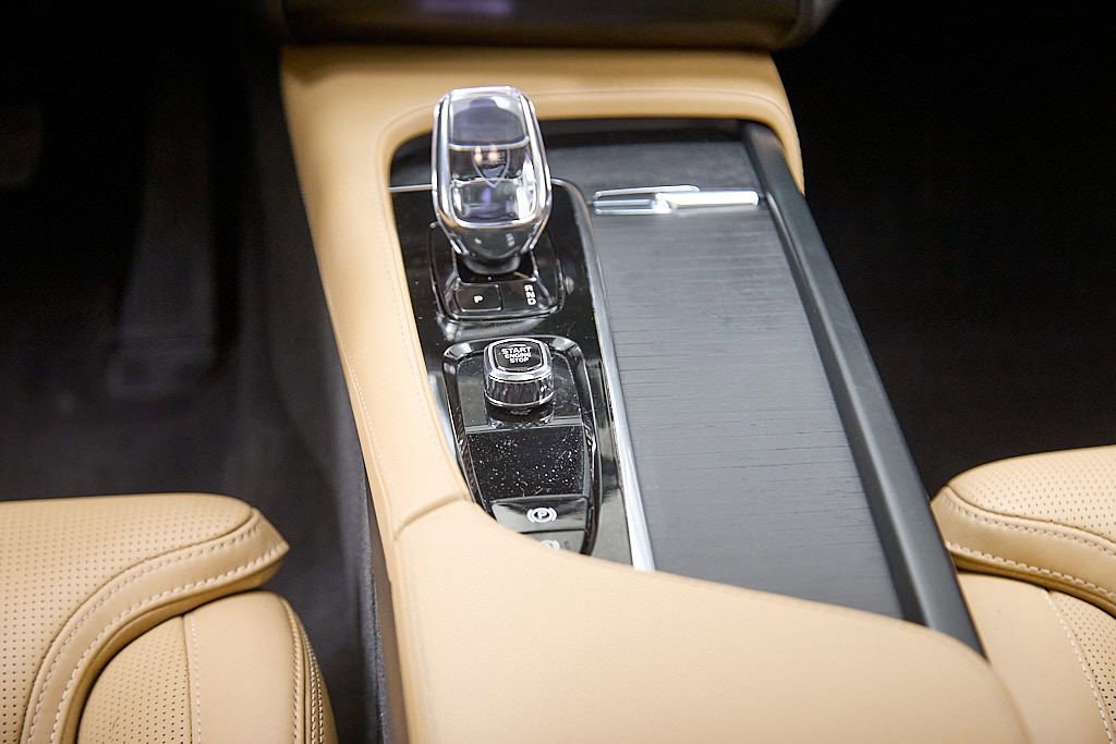 Certified 2023 Volvo XC90 T8 Ultimate w/ Protection Package Premier image 31