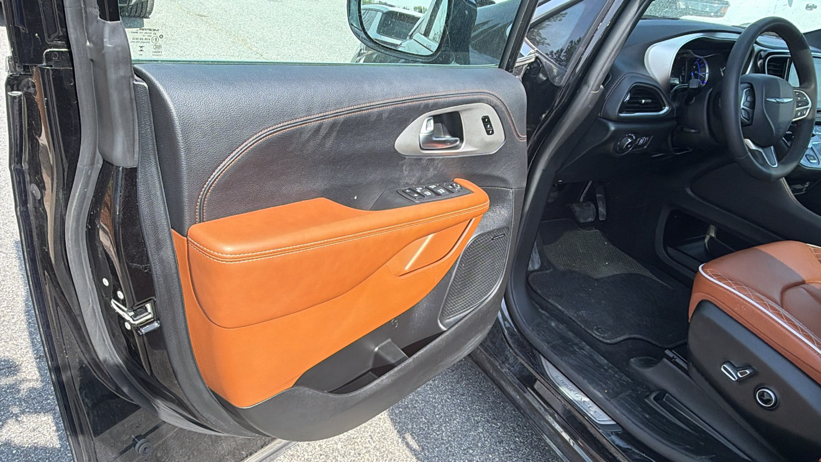Used 2025 Chrysler Pacifica Pinnacle FWD image 14