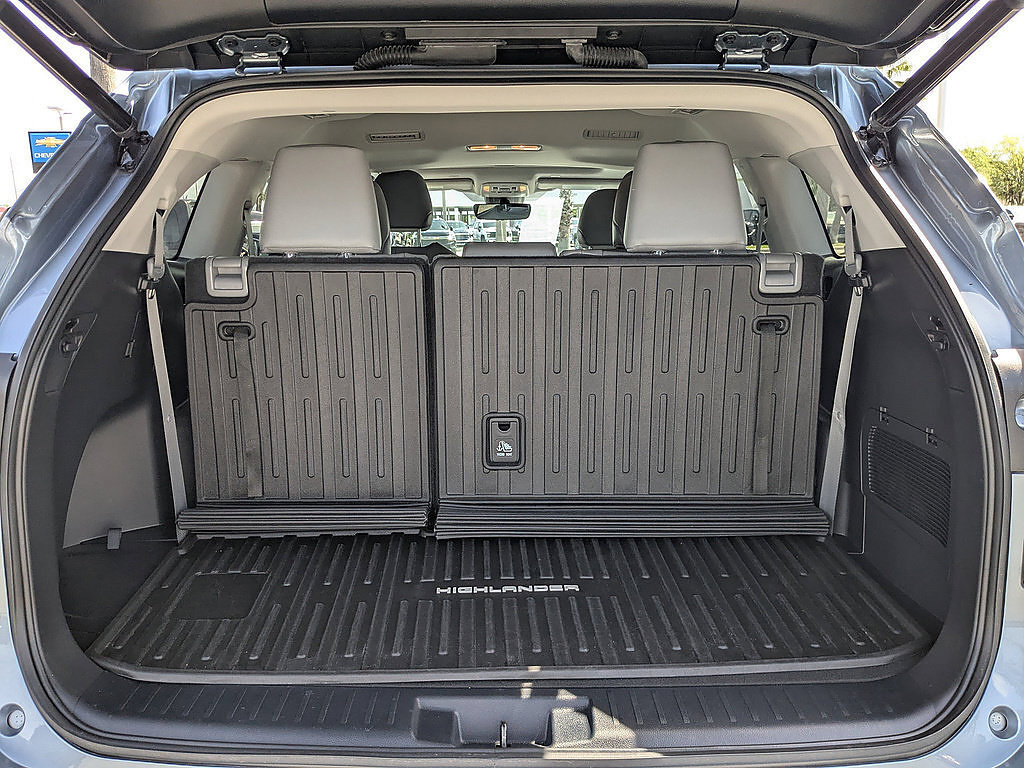Used 2023 Toyota Highlander XLE FWD image 12