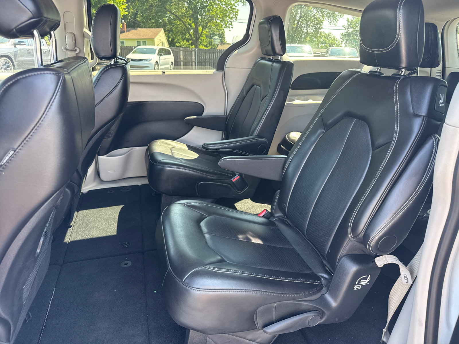 Used 2024 Chrysler Pacifica Touring-L FWD image 7