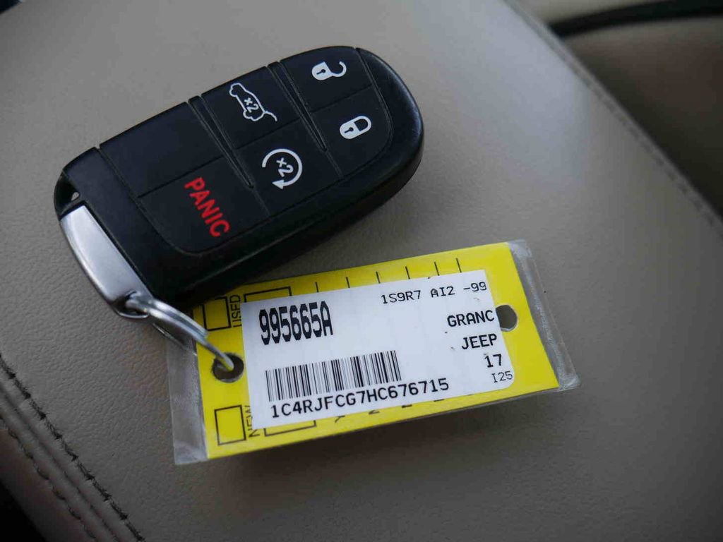 Used 2017 Jeep Grand Cherokee Overland w/ Jeep Active Safety Group image 37