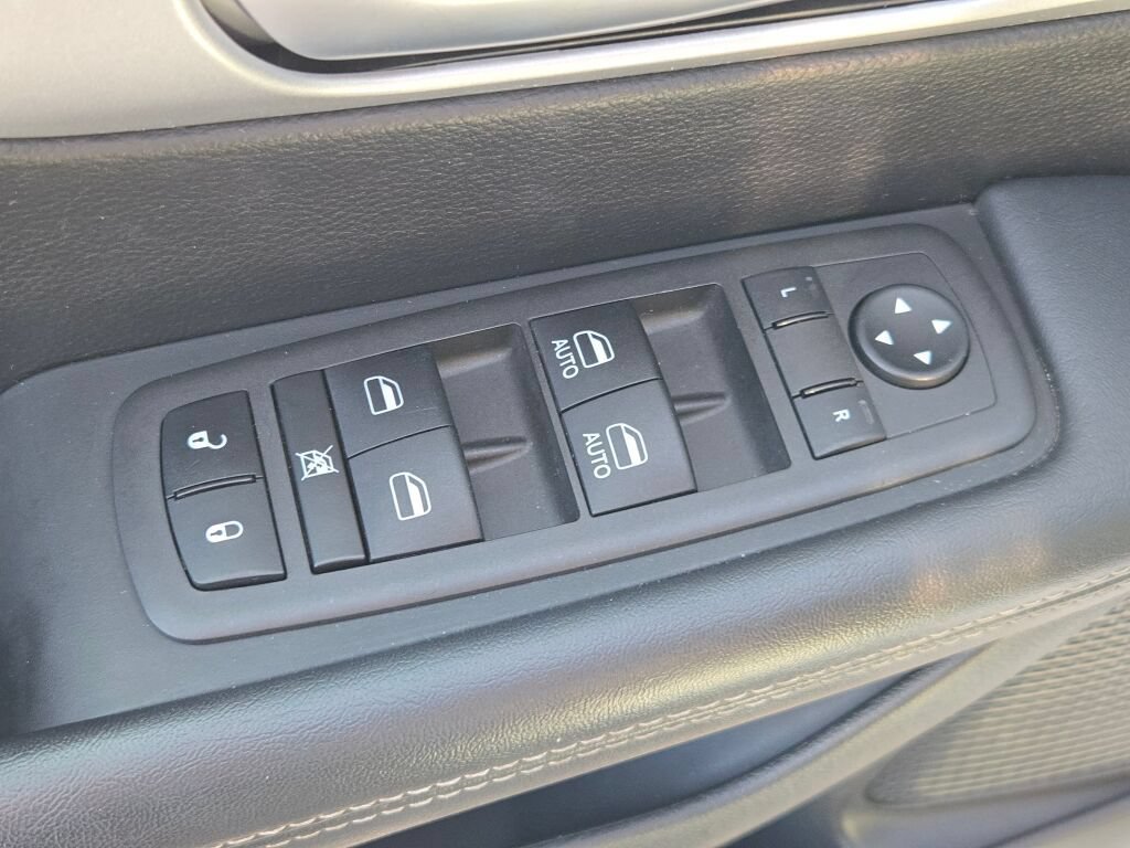 Certified 2024 Chrysler Pacifica Limited FWD image 28