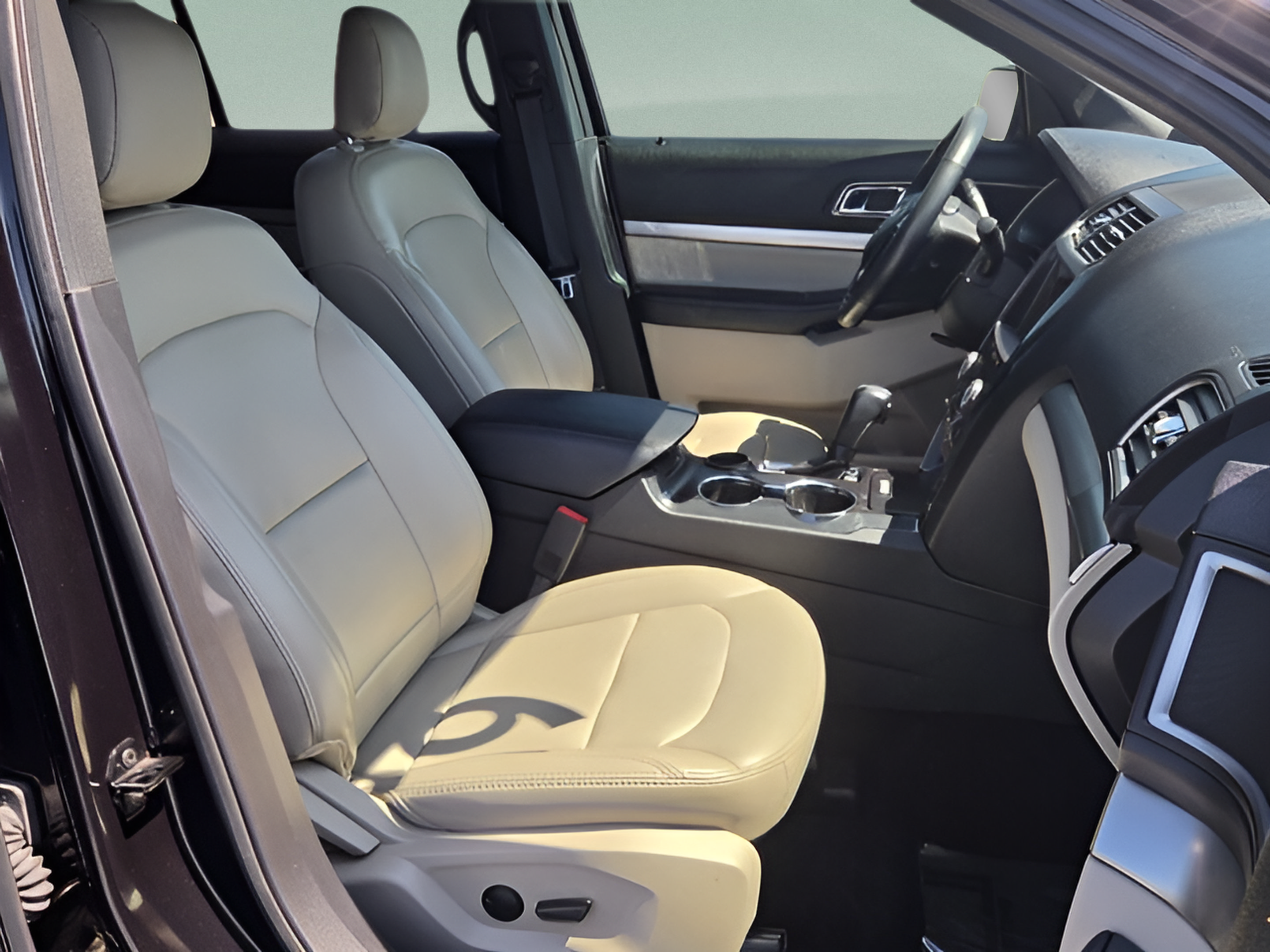 Used 2019 Ford Explorer XLT w/ Equipment Group 202A FWD image 16