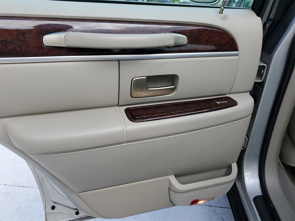 Used 2007 Lincoln Town Car Signature image 8