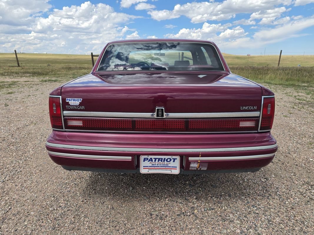 Used 1993 Lincoln Town Car Executive RWD image 4