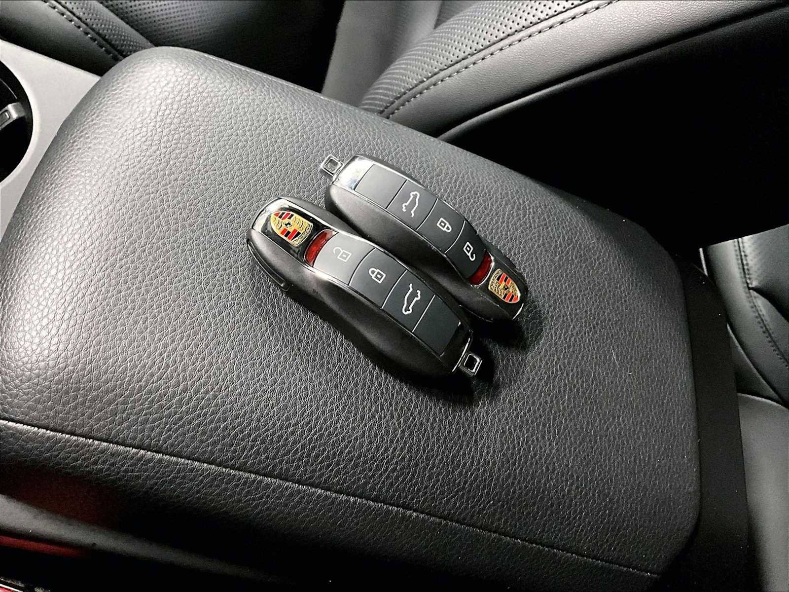 Used 2025 Porsche Macan image 38