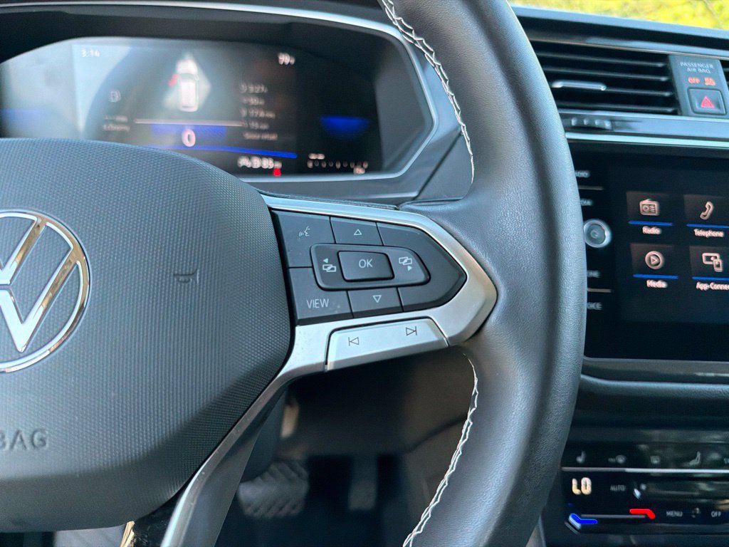 Used 2023 Volkswagen Tiguan SE w/ Panoramic Sunroof Package FWD image 17