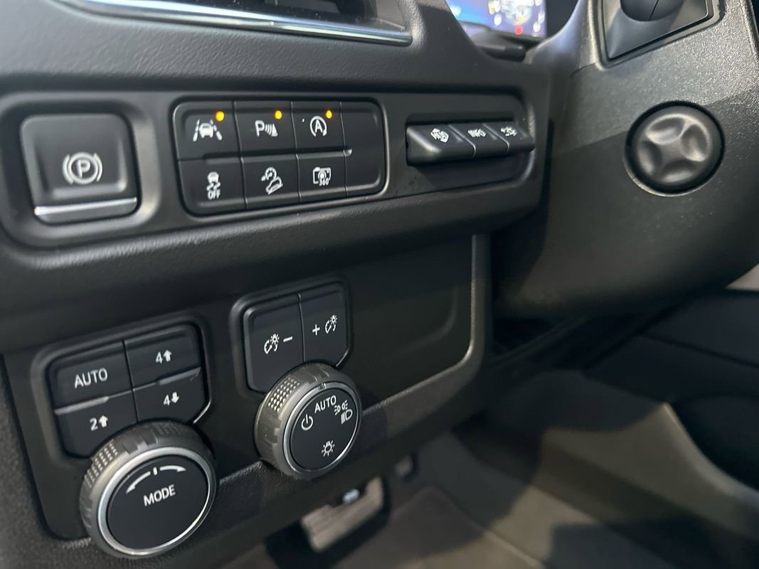 Used 2023 Chevrolet Suburban High Country w/ Premium Package 2 image 26