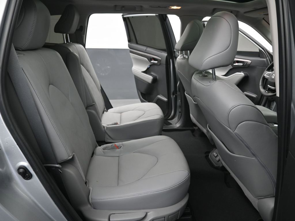 Used 2024 Toyota Highlander Platinum image 23