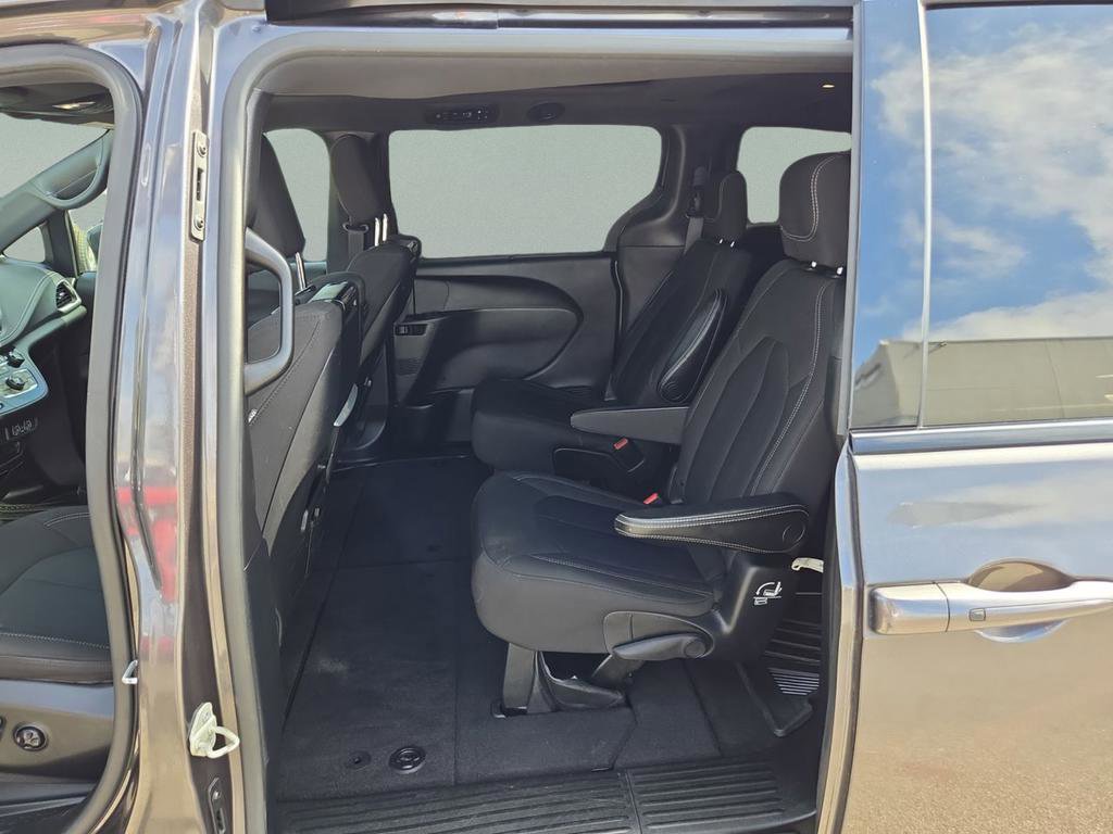 Used 2021 Chrysler Pacifica Touring w/ Uconnect Theater Family Group image 29