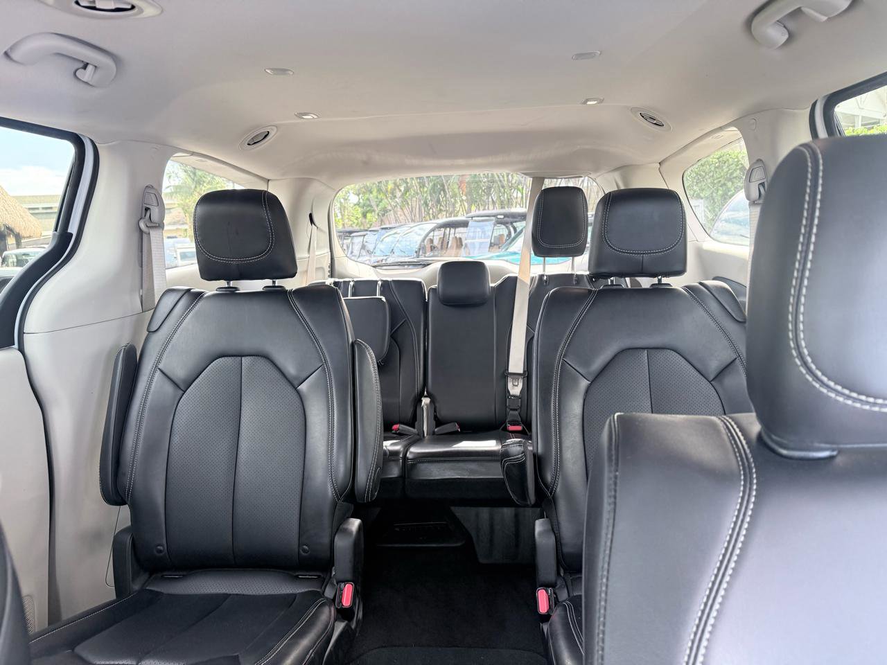 Used 2024 Chrysler Pacifica Touring-L image 16