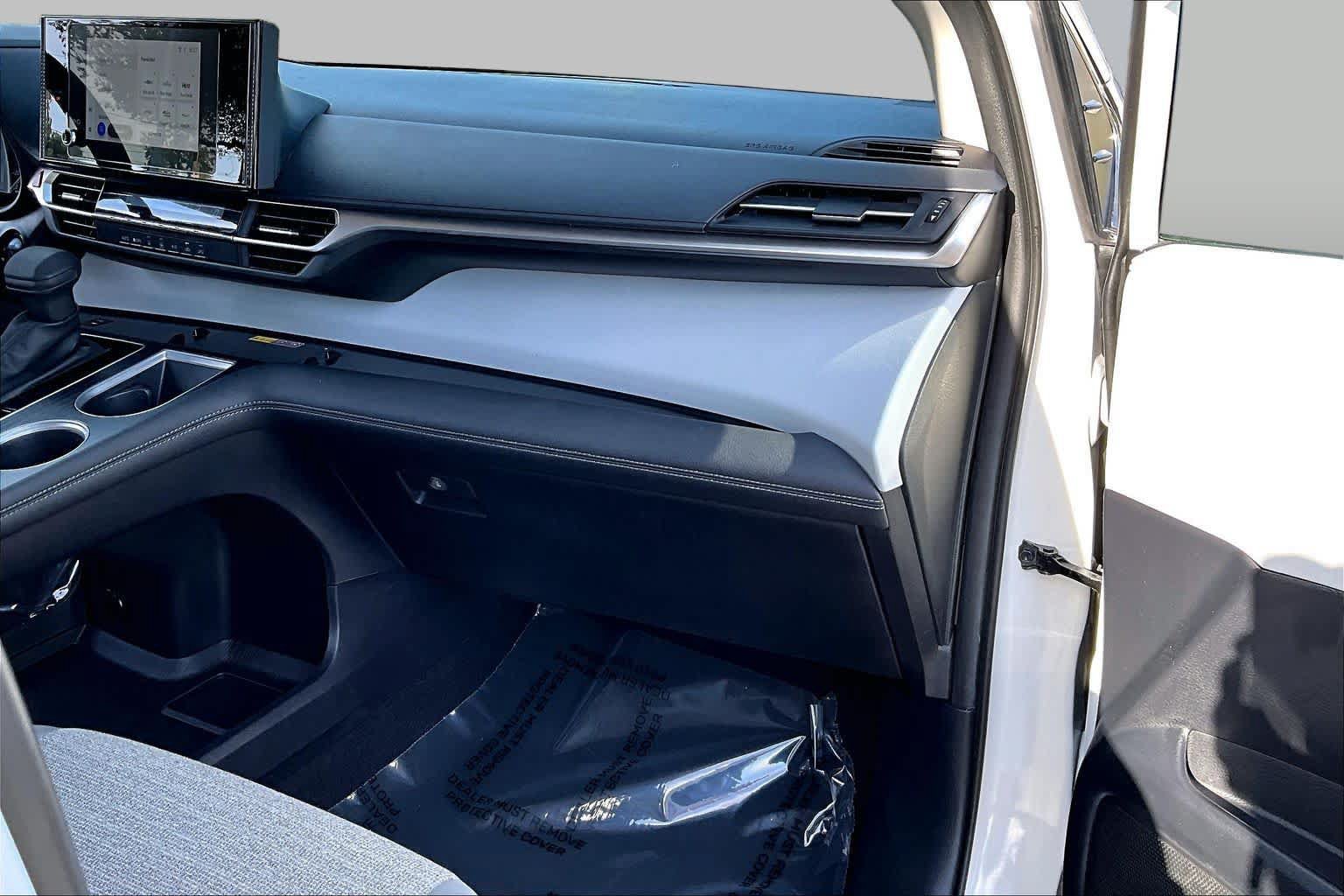 Certified 2025 Toyota Sienna LE FWD image 18