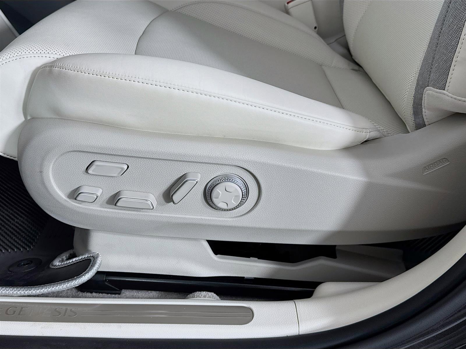 New 2024 Genesis GV60 RWD image 21