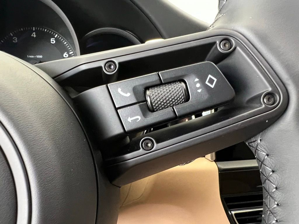 Used 2025 Porsche Macan image 8