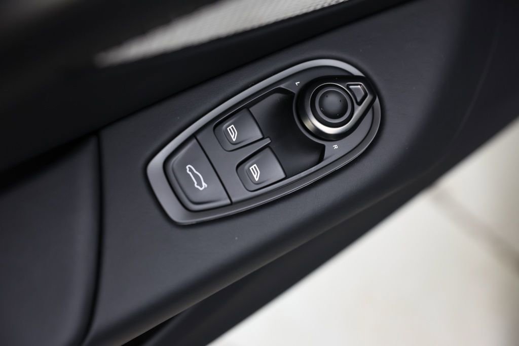 Used 2025 Aston Martin V8 Vantage Coupe image 18