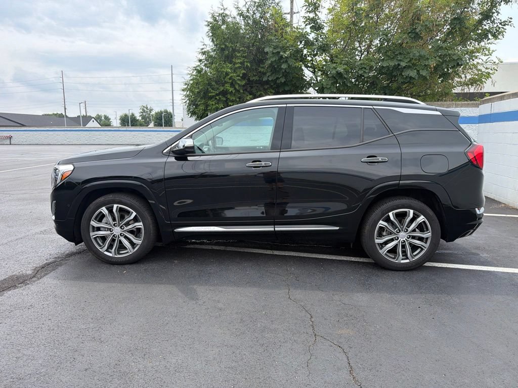 Used 2020 GMC Terrain Denali w/ Denali Premium Package FWD image 2