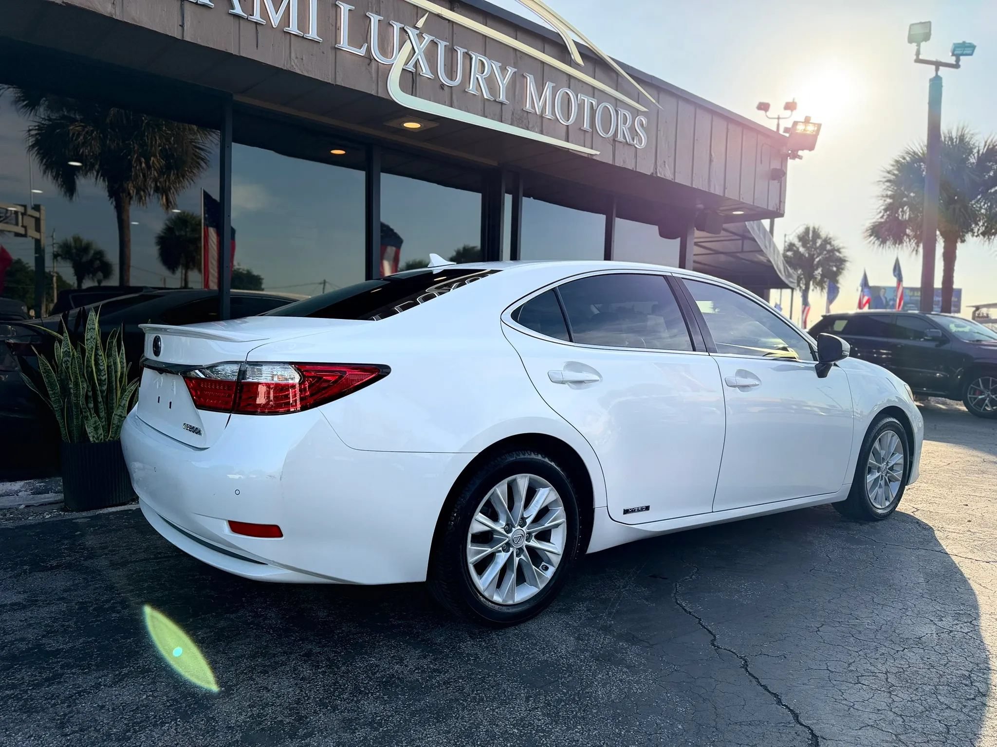Used 2013 Lexus ES 300h w/ Luxury Pkg FWD image 12