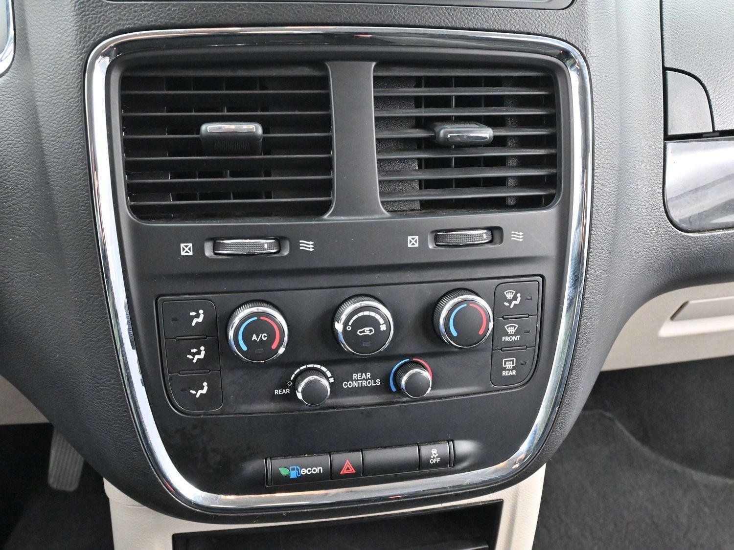 Used 2018 Dodge Grand Caravan SE w/ UConnect Hands-Free Group image 21