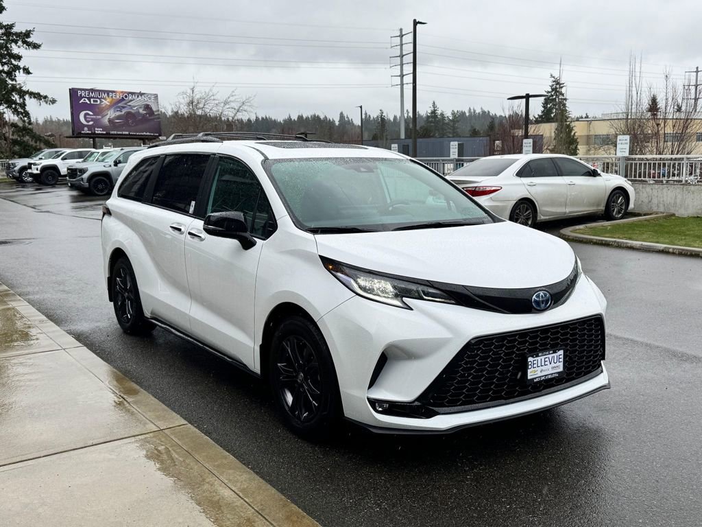 Used 2025 Toyota Sienna XSE w/ XSE Premium Package image 7
